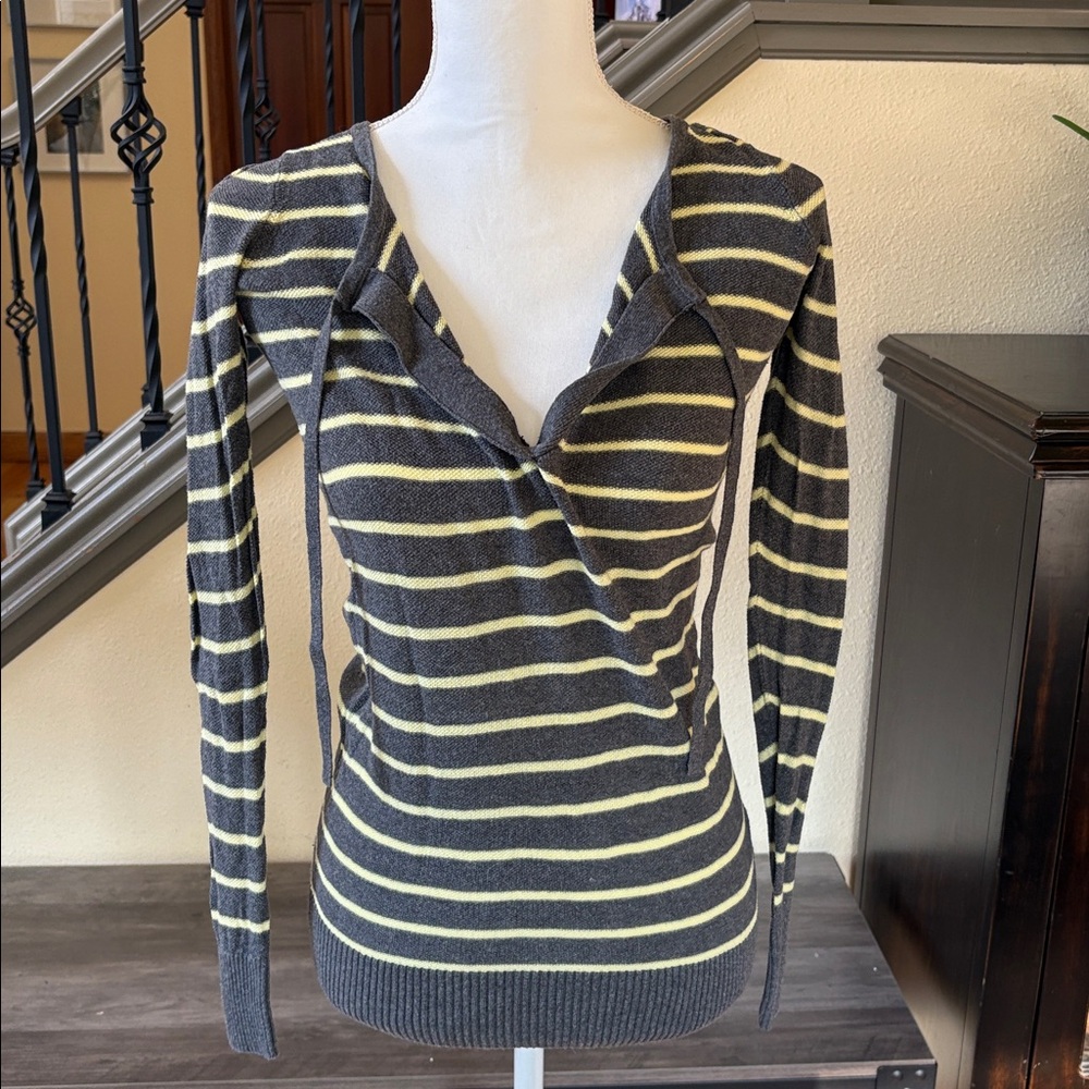 Old Navy Gray and Yellow V Neck Tie Knit Sweater Size XS